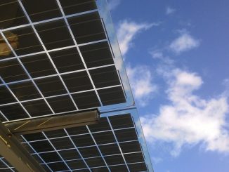 Installera solceller på en plåttak illustration