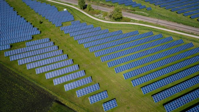 Solceller och energieffektivitet i industriella anläggningar illustration