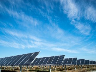 solceller och deras roll i energikrisen illustration