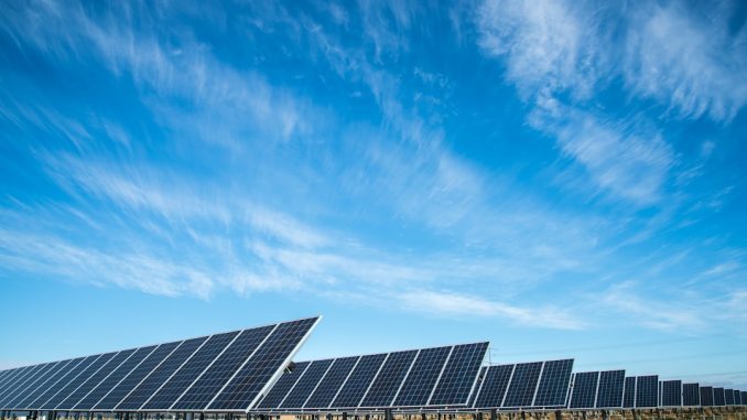 solceller och deras roll i energikrisen illustration