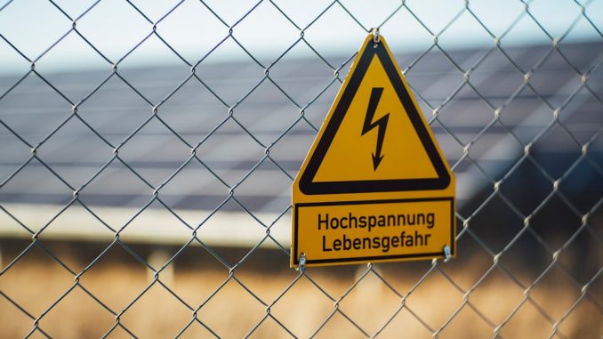 Solcellsanläggningar och deras betydelse för klimatpolitik illustration