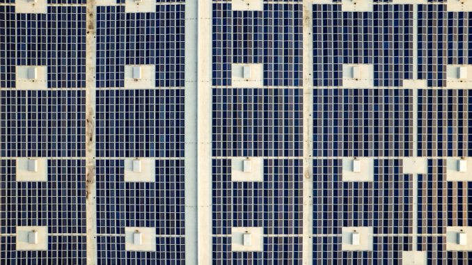 Effekterna av solceller på regional utveckling och sysselsättning illustration
